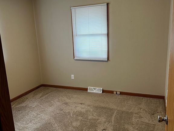 4th image of 708 Jeanes Dr #A