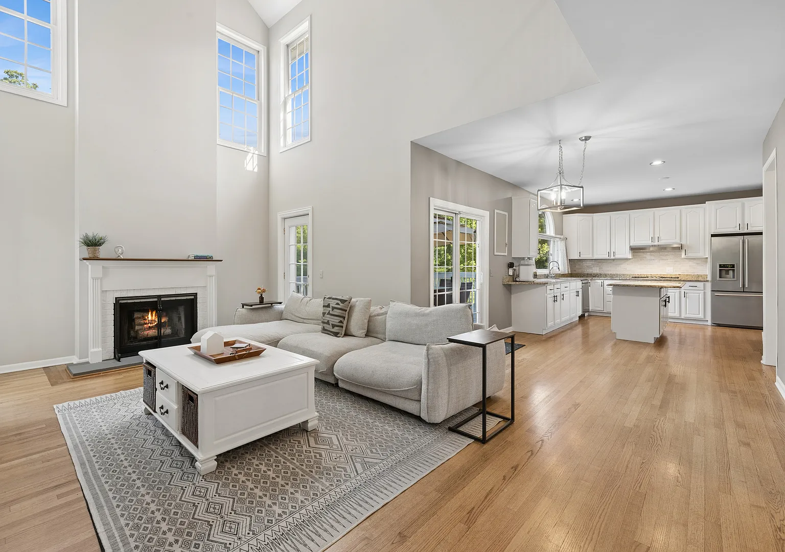 5 bed, 5.0 bath, 4643 sqft, $4,900 — Photo 4