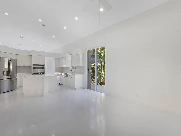 5279 Brookview Dr — Photo 10