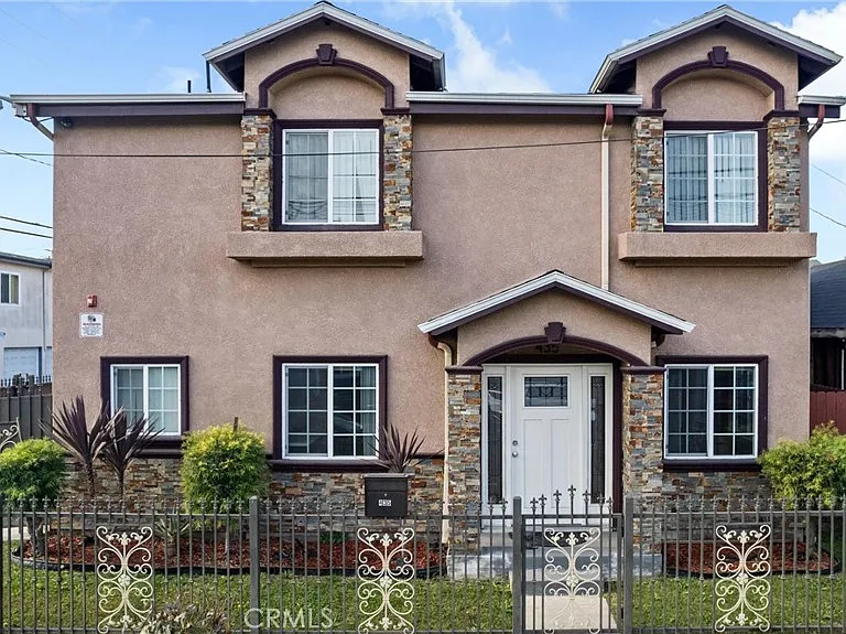 435 Cerritos Ave — Photo 2