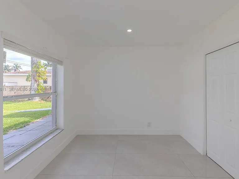 913 NE 2nd St — Photo 26