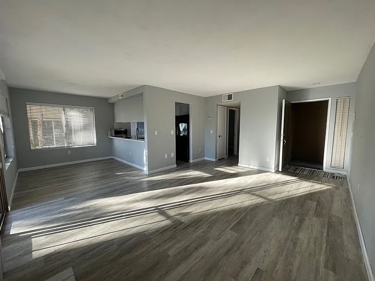 1137 Arbor Ln — Photo 4