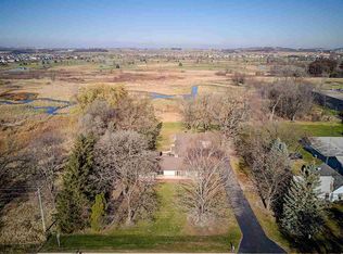 705 W Main St, Waunakee, WI 53597