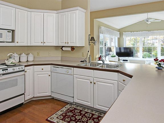 5th image of 2216 Woodlark Dr