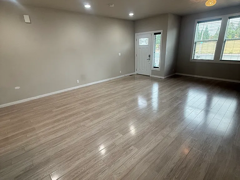2310 Orchard St W — Photo 4