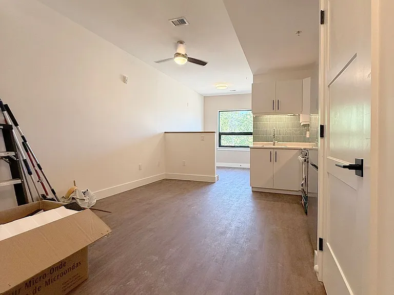 604 Queen St S #202 — Photo 6