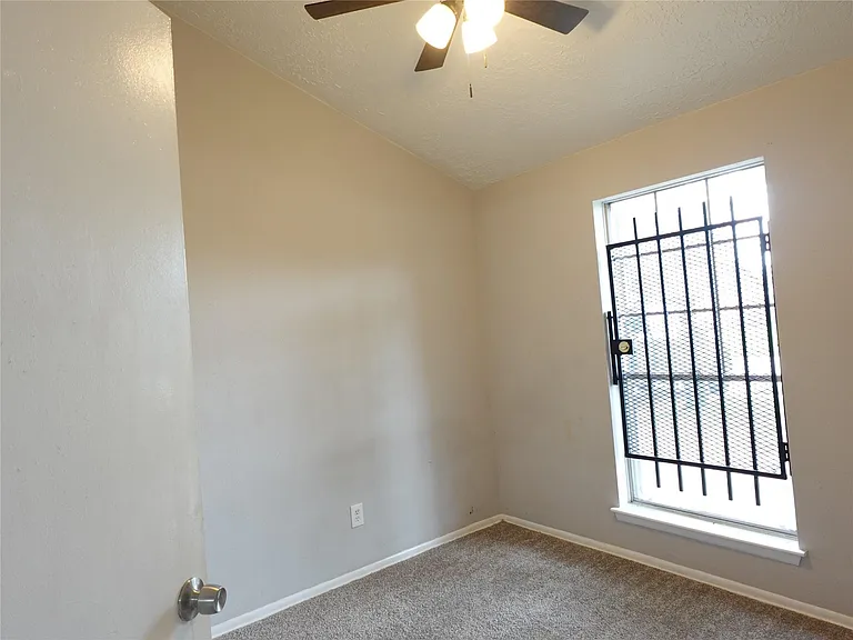 10811 Thorncliff Dr — Photo 5