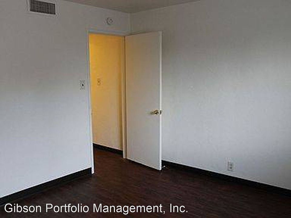 1st image of 121 Graham Ave APT 2