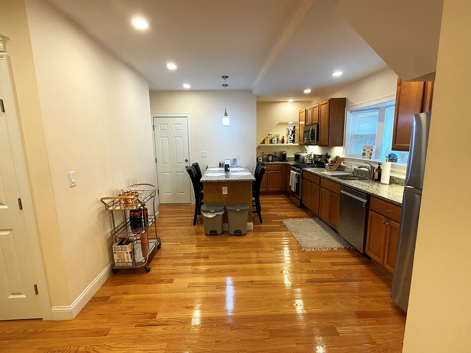 4 bed, 1600 sqft, $4,400 — Photo 2