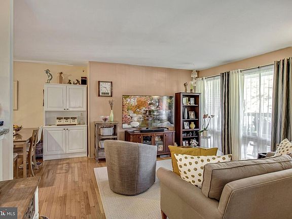 4th image of 160 Talbott St APT 204