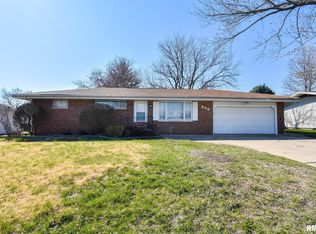 309 Crestlawn Dr, Washington, IL 61571