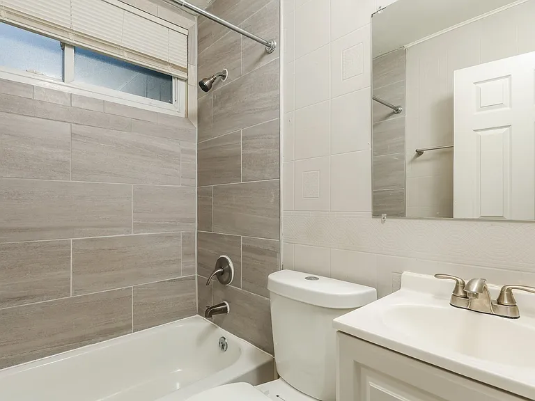 1514605_028_bathroom_13417825.jpg