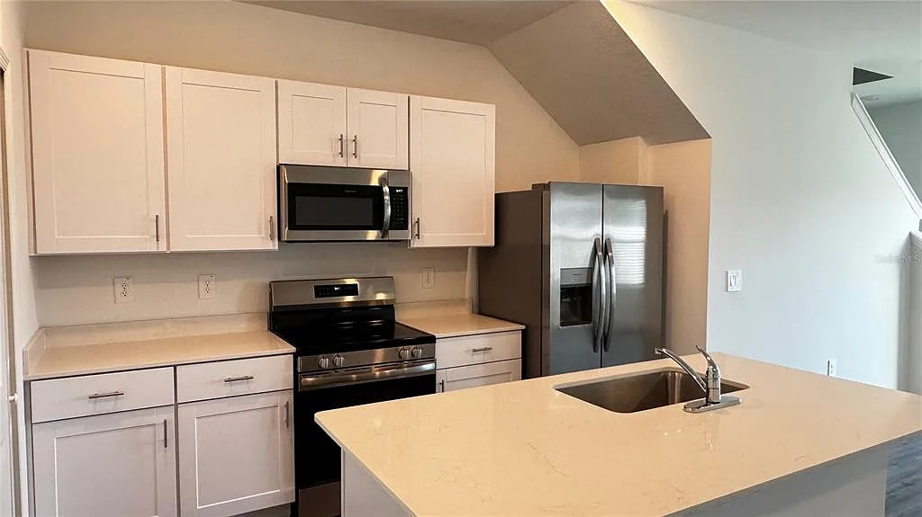 3 bed, 2.5 bath, 1339 sqft, $1,680 — Photo 2