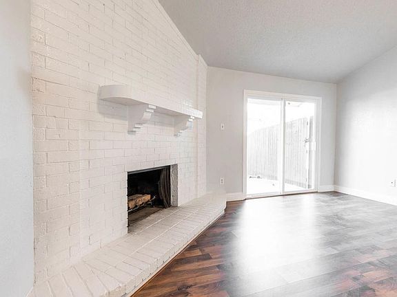 3rd image of 3121 Royal Oaks Dr