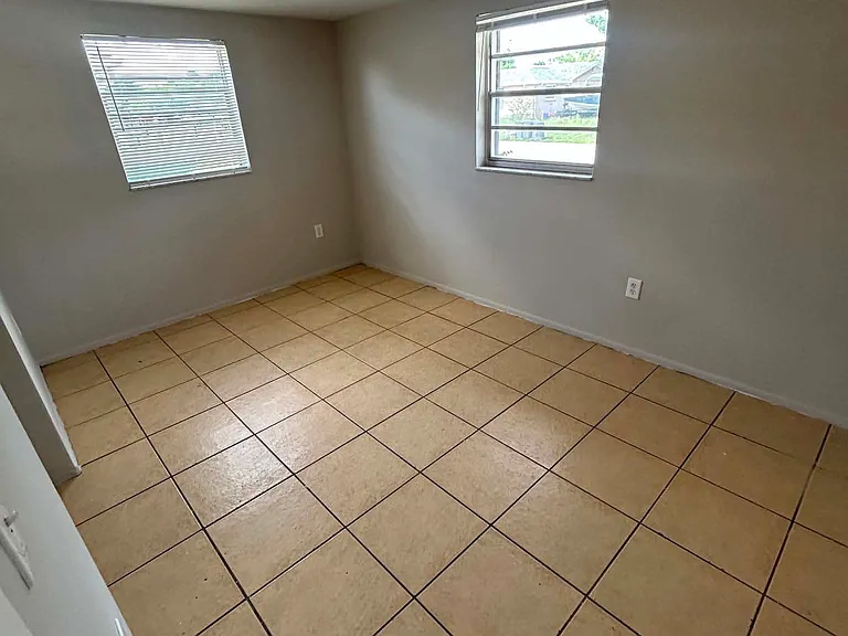 11121 Yellowwood Ln — Photo 2