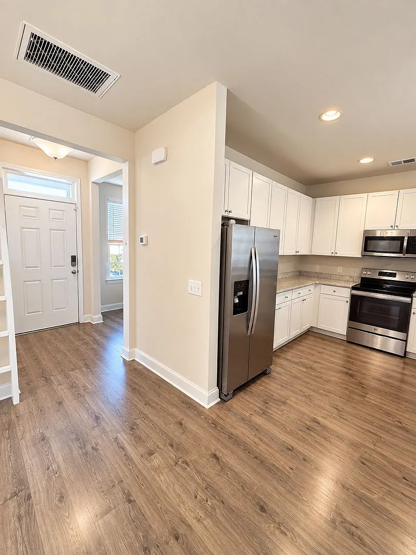 3 bed, 3.5 bath, 1544 sqft, $2,200 — Photo 3