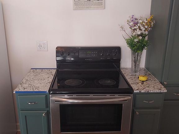 3rd image of 115 E 18th St #B