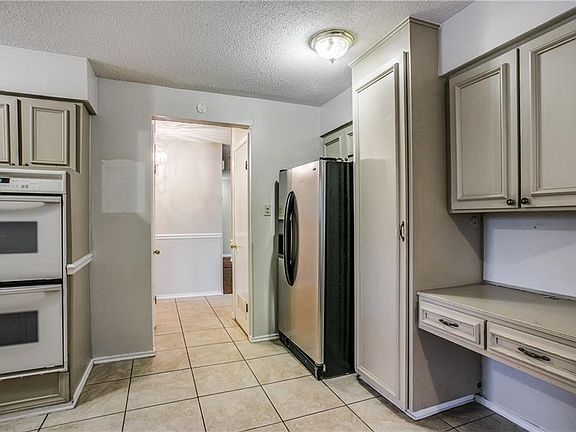 5th image of 1900 Greenbriar Ct
