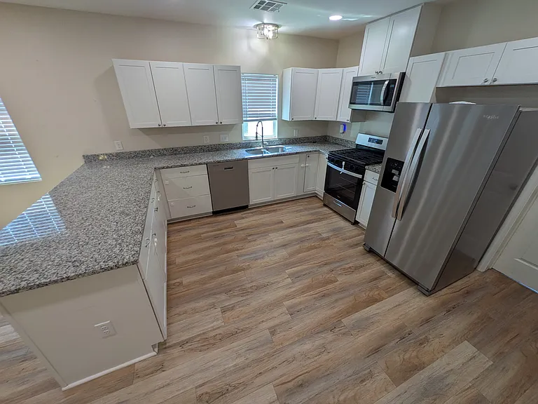 924 E Walnut St — Photo 5
