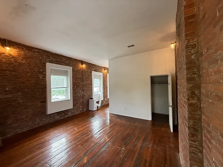 746 1/2 N Limestone #1/2 — Photo 15