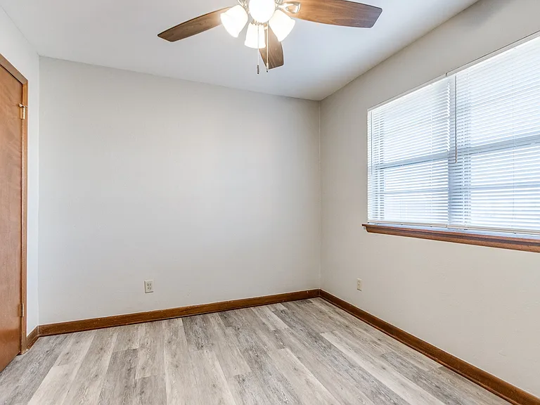 421 Foreman Ave — Photo 14
