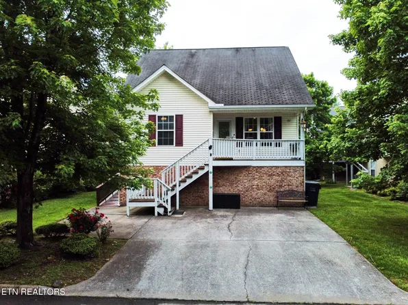 737 Plantation Dr, Pigeon Forge, TN 37863