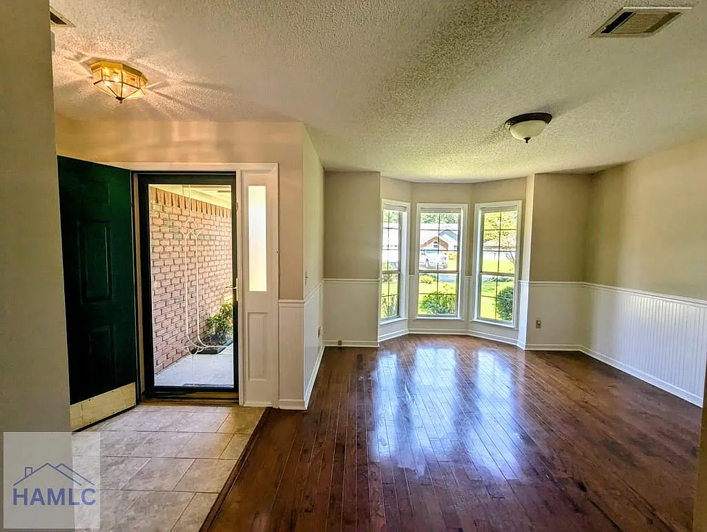 4 bed, 2.0 bath, 2171 sqft, $2,500 — Photo 2