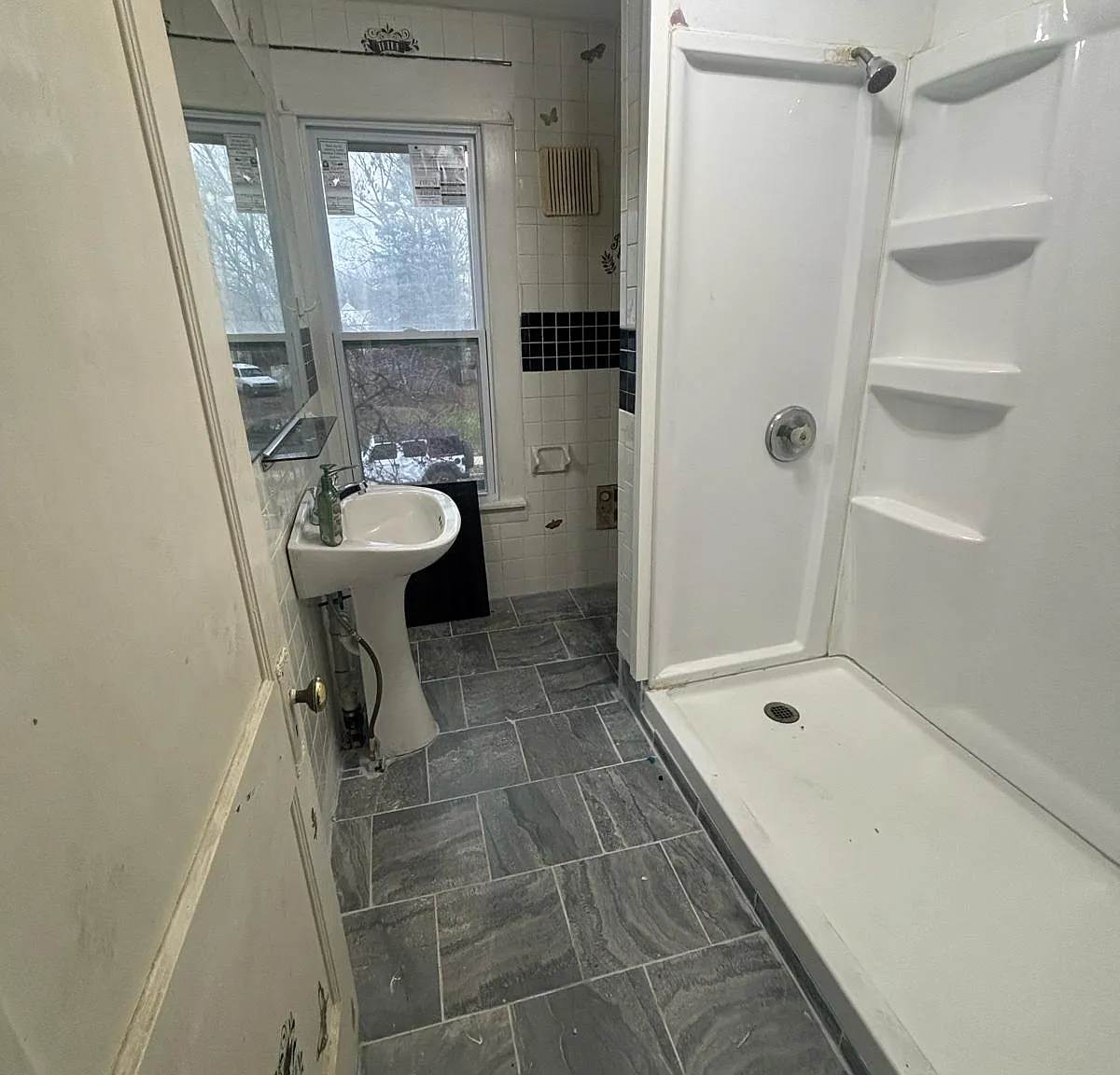 3 bed, 900 sqft, $1,498 — Photo 1