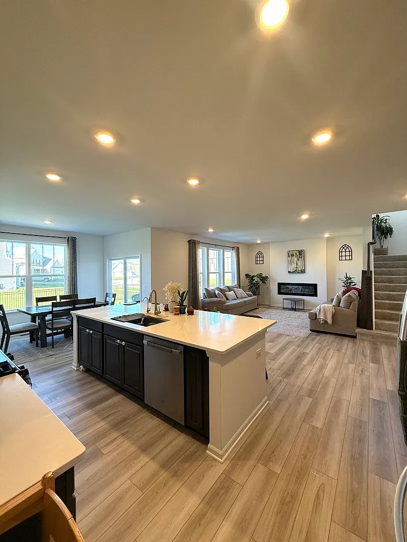 5 bed, 2760 sqft, $3,700 — Photo 3