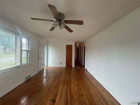 5th image of 218 Roosevelt Dr