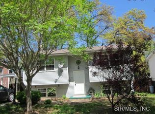 551 Grove Ave, Wood River, IL 62095