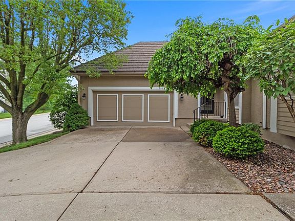 2nd image of 643 NE Saint Andrews Cir