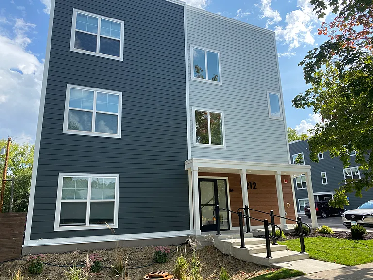 2212 W Stewart Ave #3 — Photo 2