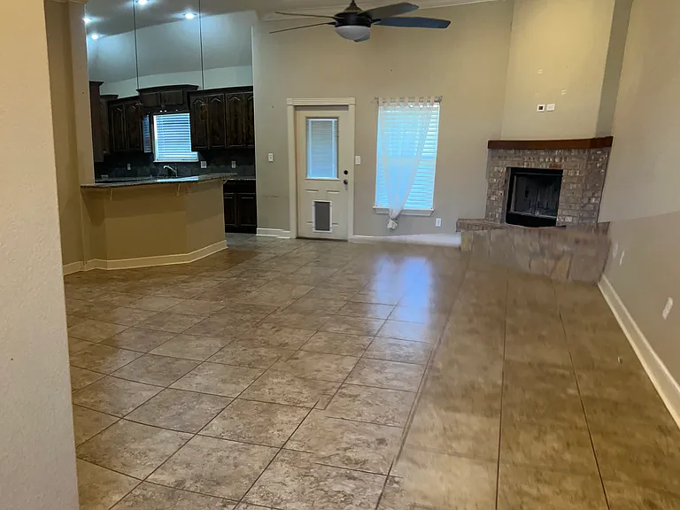 358 Southlake Dr — Photo 2