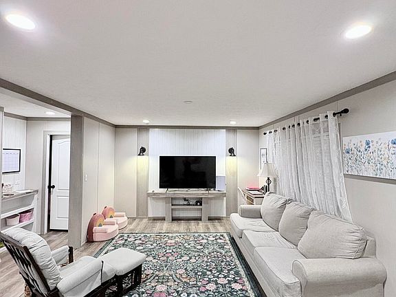 4th image of 23 Evening Shade Ln