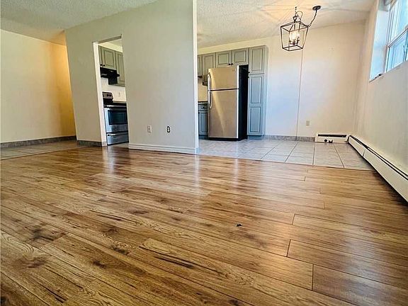 4th image of 242 Oakdale Ave #104