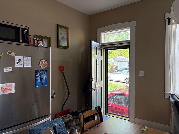 2nd image of 547 S Lazelle St #547