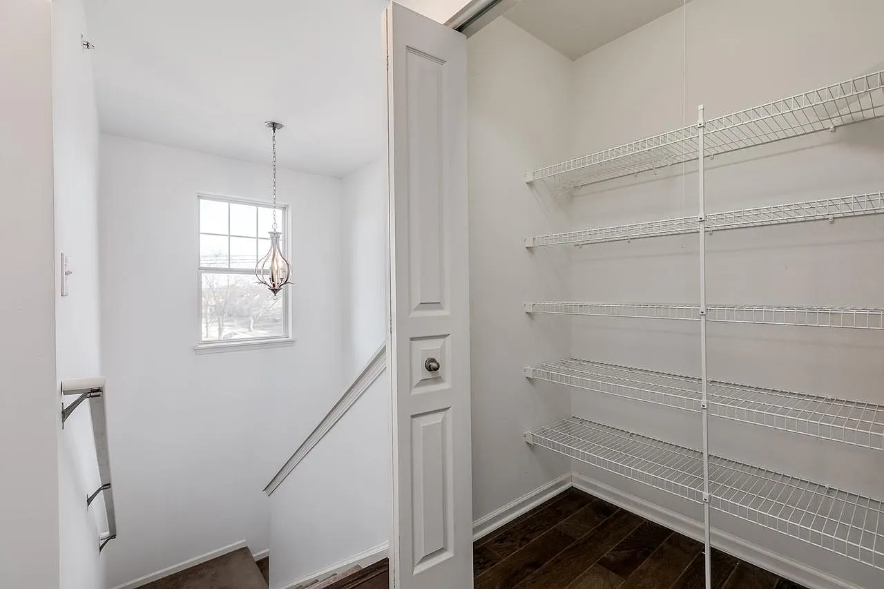 3 bed, 2.5 bath, 1971 sqft, $3,600 — Photo 3