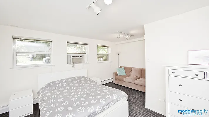 Sold by Moda Realty | media 37