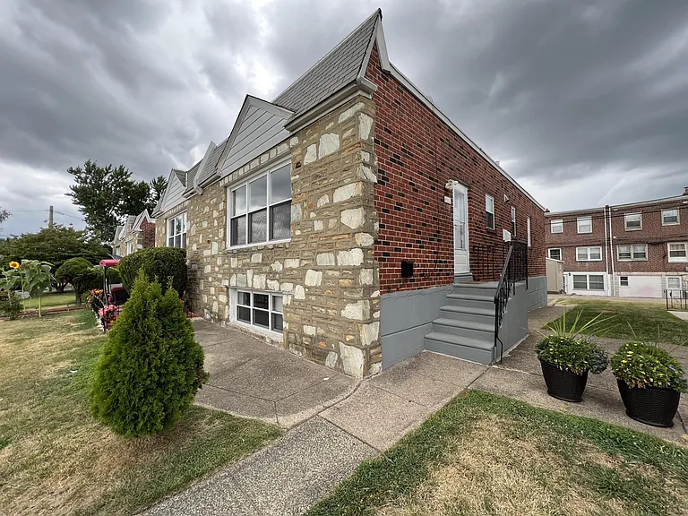 7806 Brier St — Photo 1