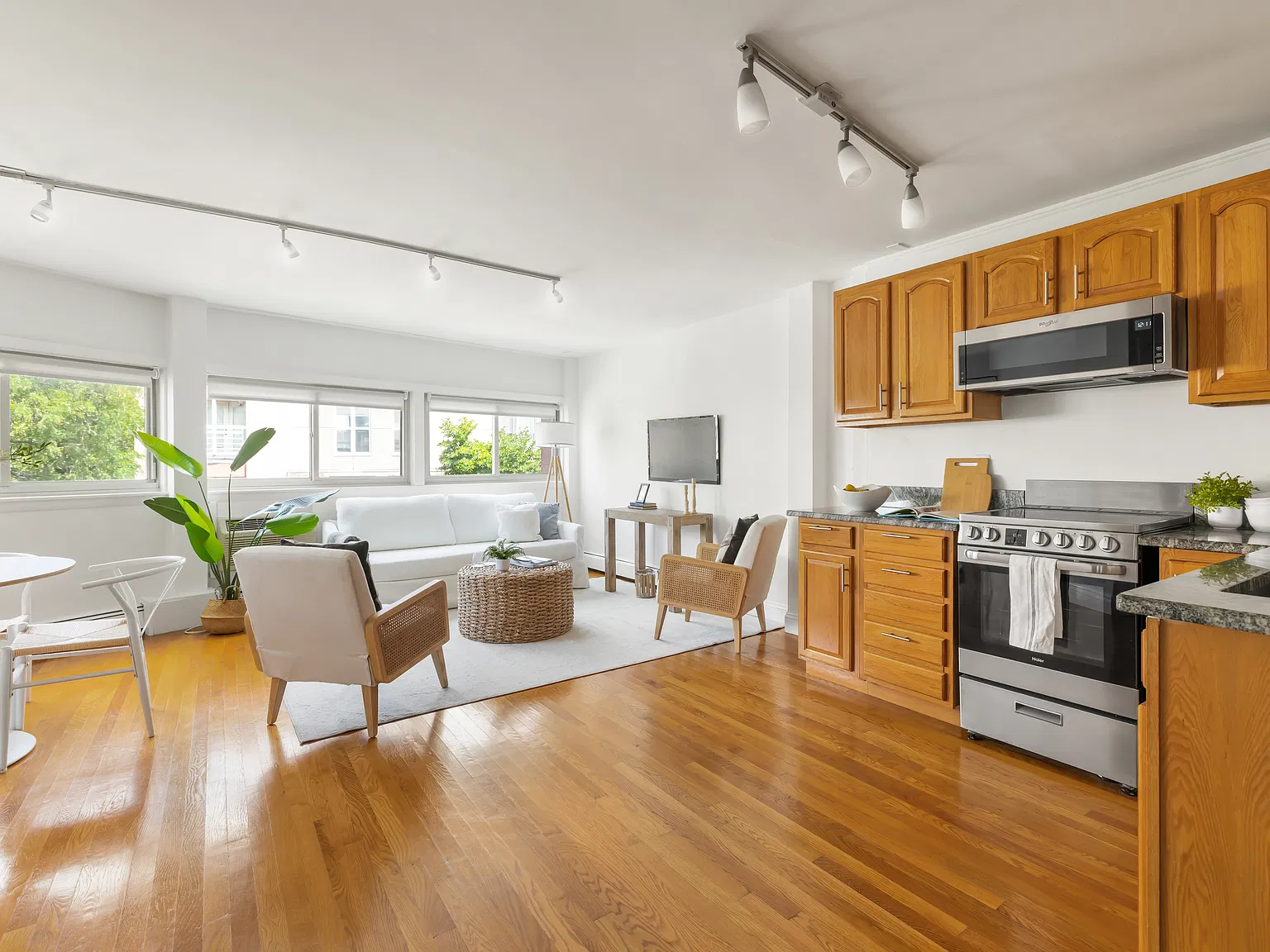 2 bed, 747 sqft, $3,000 — Photo 3
