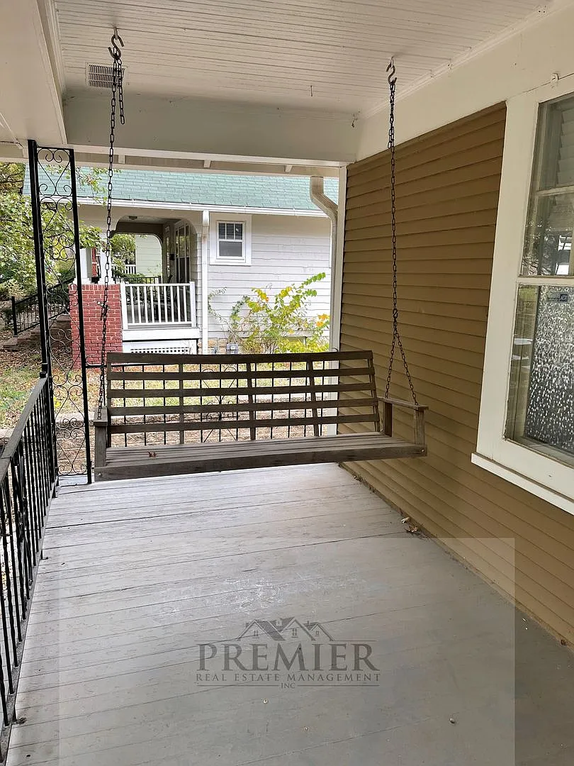 Charming 3 bed / 1 bath house for rent-4545 Fairmount Ave Kansas City, MO 64111 - $1375 Rent — Photo 4