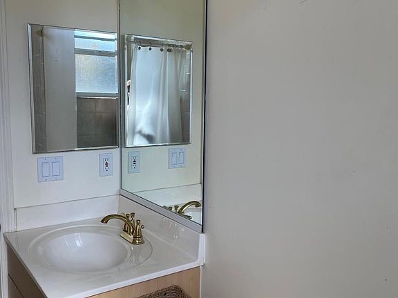 3rd image of 1012 SE 5th Ter