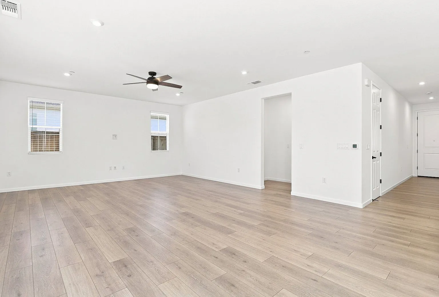 5 bed, 3.0 bath, 2630 sqft, $3,695 — Photo 2