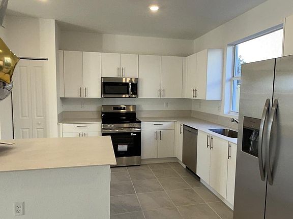 5th image of 1086 SE 2nd Ter #1086