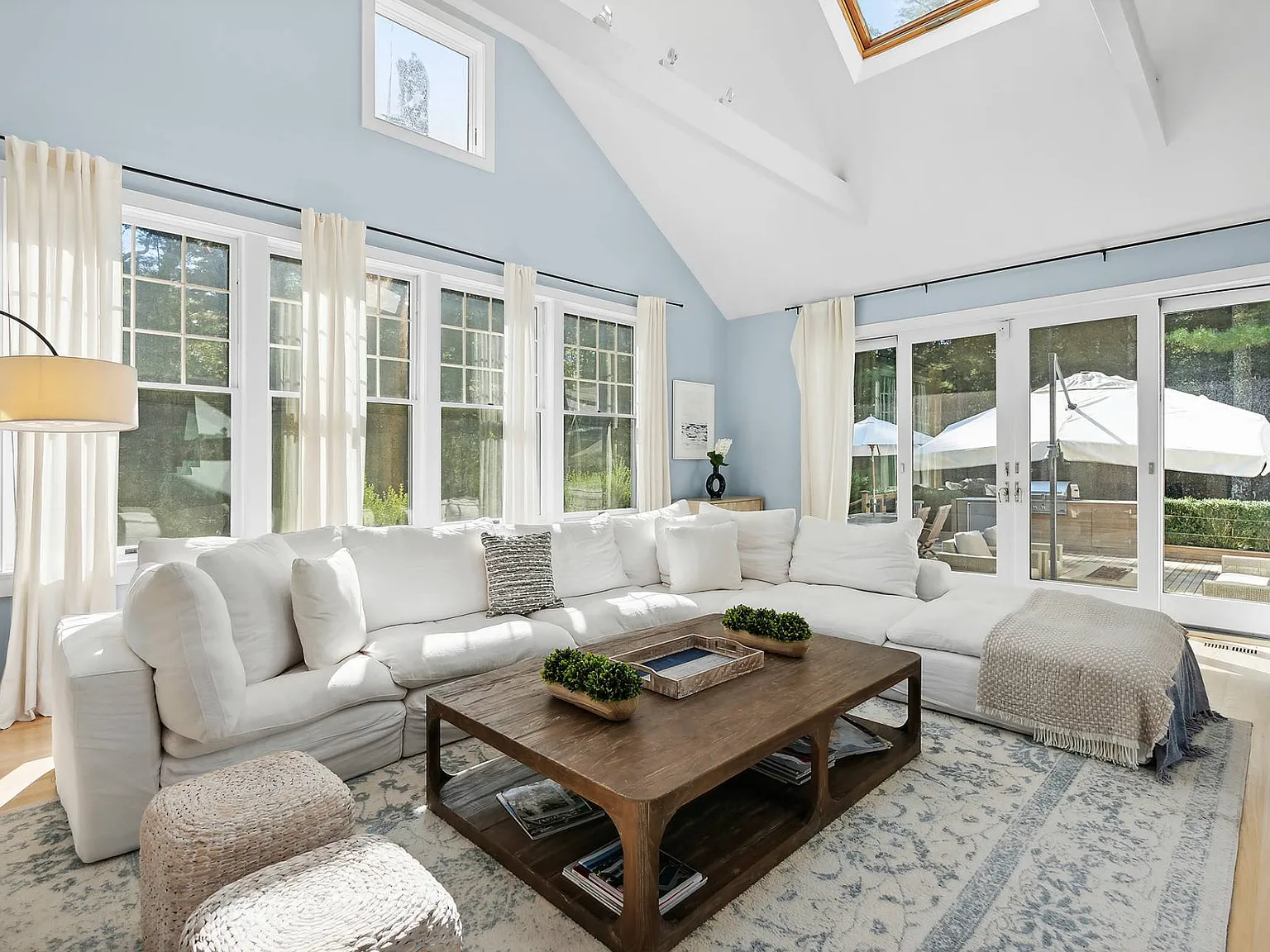 East Hampton-Bright Idyllic Renovated Retreat on 7 acre Reserve — Photo 4
