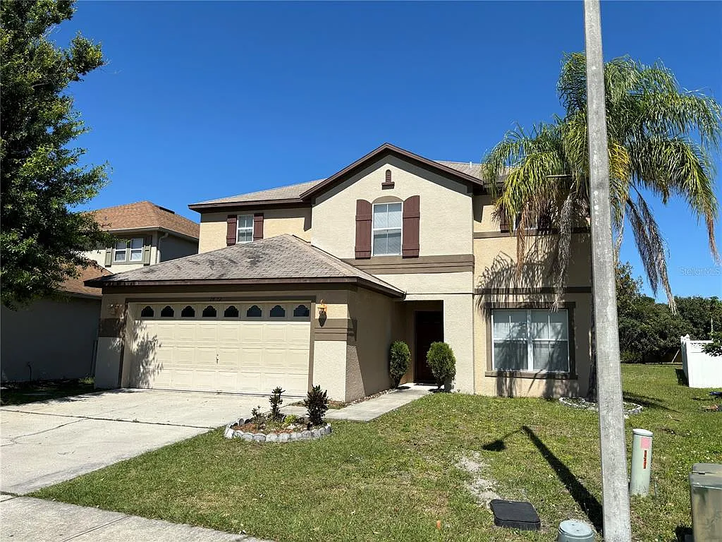 4 bed, 2.5 bath, 2387 sqft, $2,600 — Photo 2