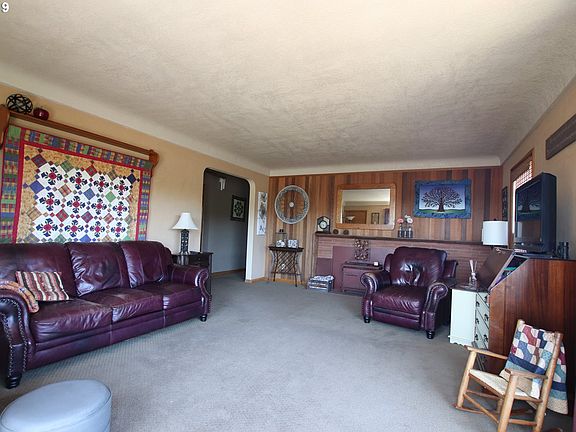 5th image of 304 Holly St
