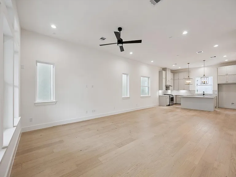 947 Blackshire Ln — Photo 10