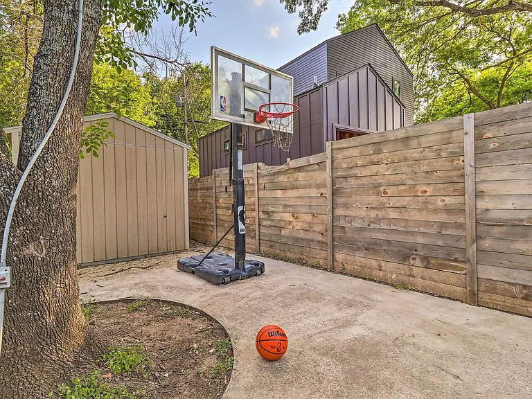 411 Ramble Ln — Photo 33